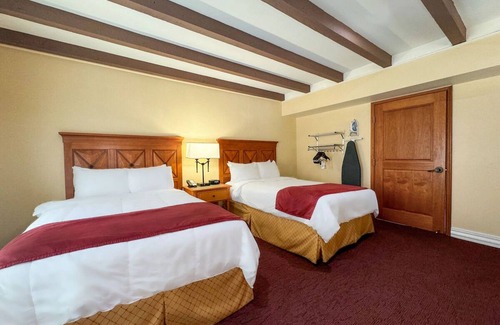 Western Division Hotel | Pool & Gym Access | Stylish Stay Near Historic Spots & Dining Options | 4 Units