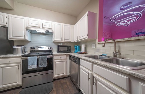 Buford Highway Apartment | Pool Gym BBQ Grill LUX Near ZOO Aquarium