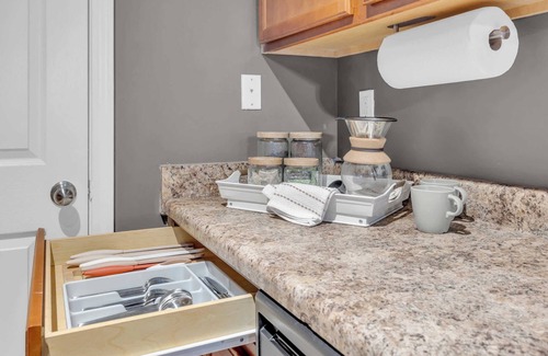 Arcadia Apartment | Pool, Gym & Central Location! 2- King Beds