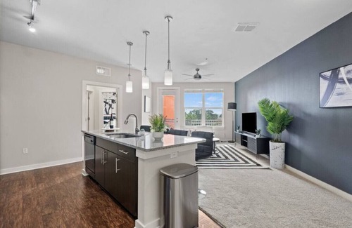 Courier City - Oscawana Apartment | Pool - Gym - FREE parking - Luxury King suite - 2