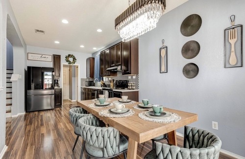 Southside House | POOL HAPPY HOME near Lackland & Downtown