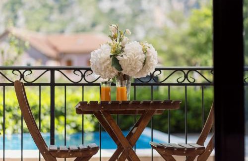 Skaljari Apartment | Pool Home near the Old Town