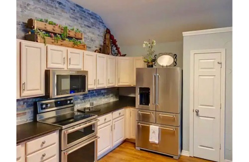 South Arlington House | Pool Hot Tub Game room Arcade fast Wi-Fi Fire Pit Dog Friendly!
