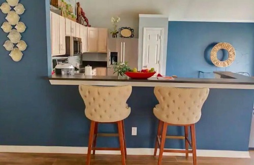 South Arlington House | Pool Hot Tub Game room Arcade fast Wi-Fi Fire Pit Dog Friendly!