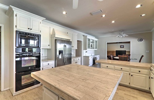 Harlingen House | Pool & Hot Tub: Lakefront Harlingen Home