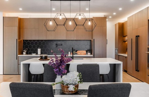 Central Okanagan House | Pool | Hot Tub | Poker Table | King Bed