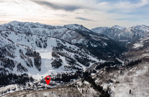 Salt Lake Mountain Resorts Condo | Pool,Hot Tub,Pool Table,Bike,Hike,Ski-Resort View!