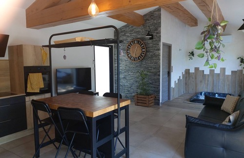 Monteux House | Pool House Avec Piscine et SPA Privés,à 20 km D'avignon, 5 min du Parc Spirou