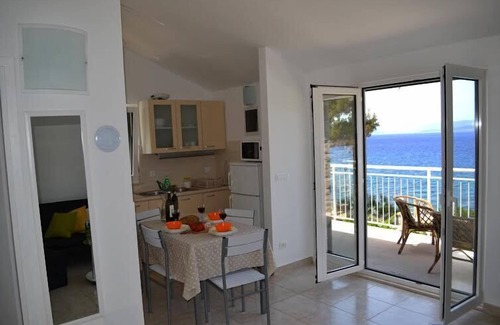 Cove Makarac (Milna) House | Pool house "Julije" by the sea