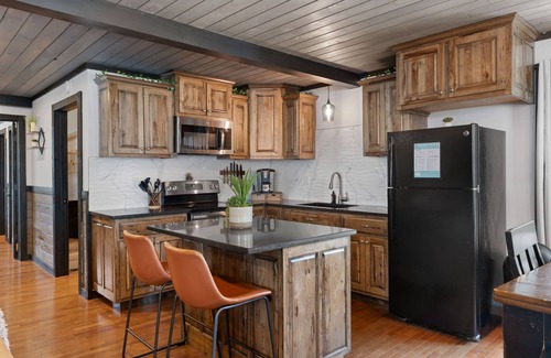 South Pittsburg Cabin | Pool Lodge with amazing views!