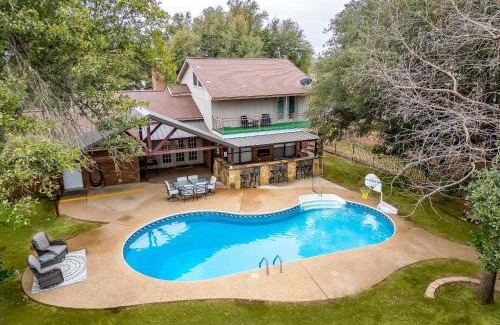 Stephenville House | Pool On The Golf Course With 3BR and Close to Tarleton