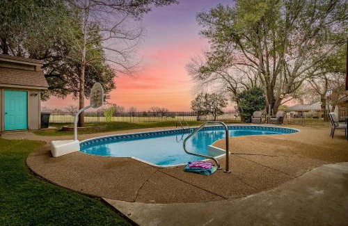 Stephenville House | Pool On The Golf Course With 3BR and Close to Tarleton