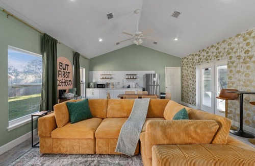 Auburndale House | Pool + Sleeps 8 + 30mi Legoland