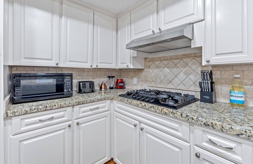 Lake Charles House | Pool table, ample patio, bbq and located in a central neighborhood.