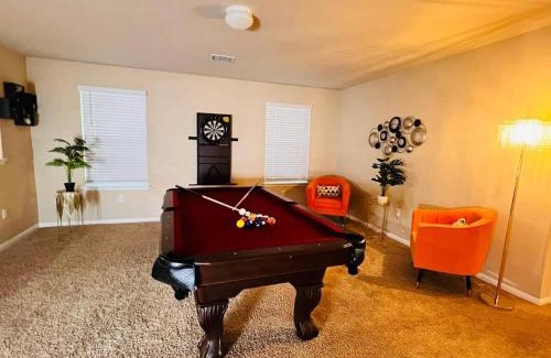 Kyle House | Pool Table, Foosball, King Bed, Crib,parking&yard