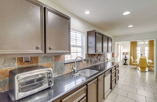 FM 1960 House | Pool Table & Patio w/Bar: Spacious Houston Gem!