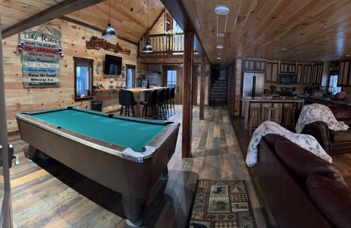 Milan Cabin | Pool Table! Pet Friendly! Lakeside!-Unique Getaway!