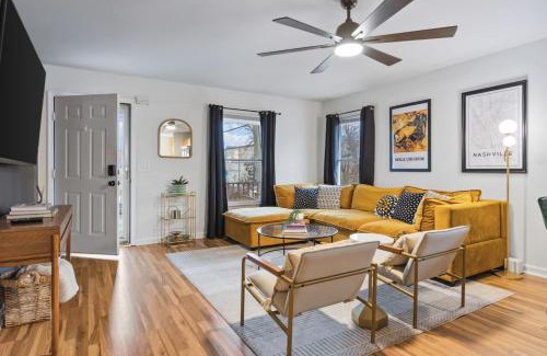 Hope Gardens House | Pool Table WALK to Downtown Bars and Farmers Market