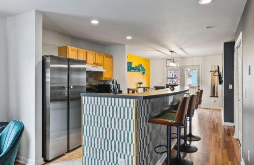 Hope Gardens House | Pool Table WALK to Downtown Bars and Farmers Market
