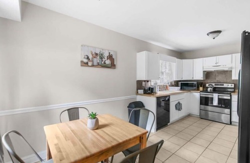 Forestdale House | Pool & Two Kitchens! Family Friendly in Forestdale