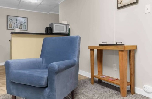 Birmingham House | Pool & Two Kitchens! Family Friendly in Forestdale