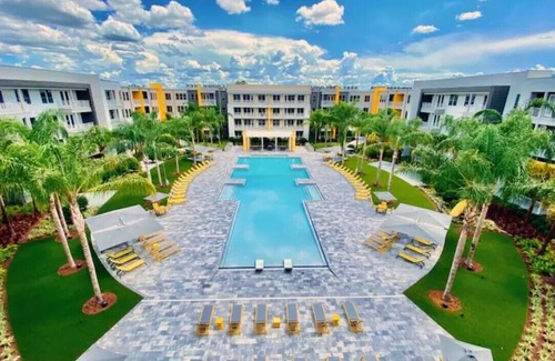 Deerwood House | Pool View 1/1 Apartment Near St.Johns Town Center & Mayo Clinic