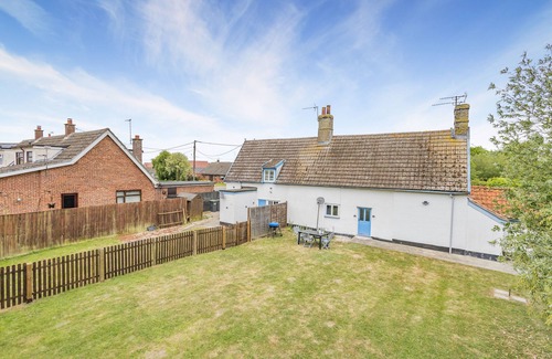 Stowmarket House | Pooles Farm Cottage - Three Bedroom House, Sleeps 4