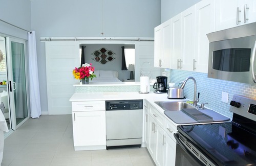 The Bight House | Poolhouse By The Beach - 3 Minute Walk to Grace Bay Beach. Private villa