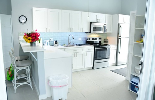 The Bight House | Poolhouse By The Beach - 3 Minute Walk to Grace Bay Beach. Private villa