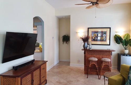 Marineland Acres House | Poolside Beach Living