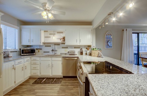 Lake Hamilton Condo | POOLSIDE Condo Perfect for a Family Getaway