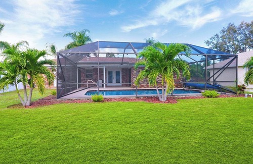 Port Saint Lucie House | Poolside King Room in PSL