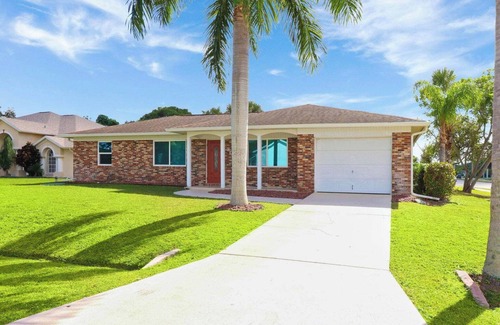 Port Saint Lucie House | Poolside King Room in PSL