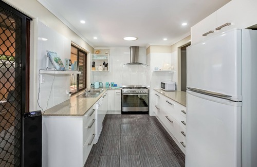 Battery Hill House | Poolside Oasis is the Ultimate Family, Couple or Business getaway Holiday House.