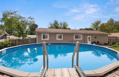 Marquette Heights House | Poolside Palisade - A Fun Family Retreat for 6