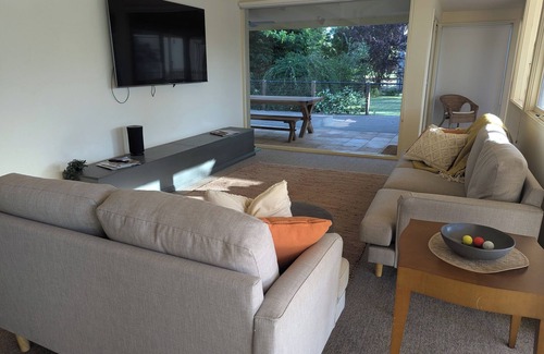Swan Hill House | Poolside Retreat with Golf Views