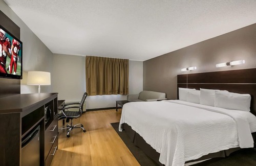 Ashley Oaks Hotel | Poolside Room Ideal for Romantic Couple Retreat | Free Breakfast