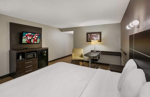 Ashley Oaks Hotel | Poolside Room Ideal for Romantic Couple Retreat | Free Breakfast