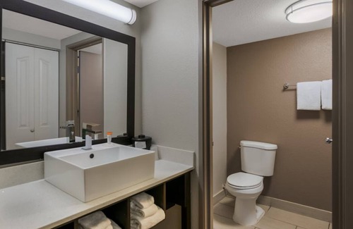 Ashley Oaks Hotel | Poolside Room Ideal for Romantic Couple Retreat | Free Breakfast
