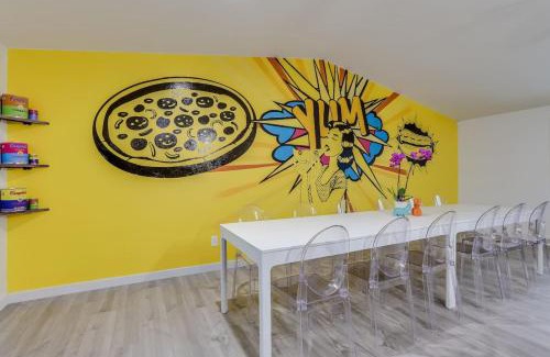 South Westminster House | Pop Art Oasis with Karaoke Mini Golf Hot Tub and Pool