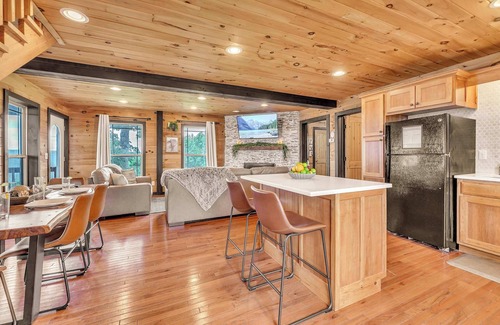 Bryant Cabin | Pop & Granny's cabin with a fire pit, hot tub, & indoor pool!
