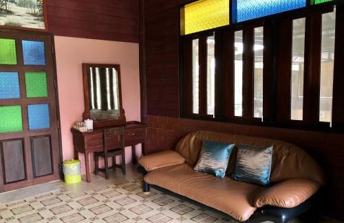 Trat House | Pop riverside trat