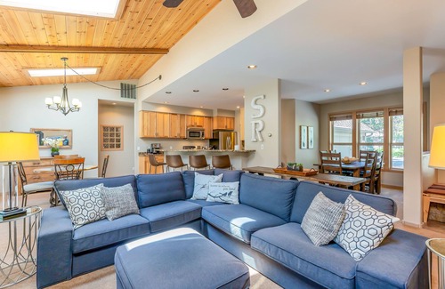 Deer Park House | POPL15-Contemporary Sunriver Getaway | AC, Hot Tub