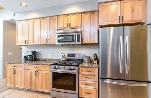Deer Park House | POPL15-Contemporary Sunriver Getaway | AC, Hot Tub