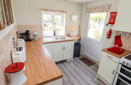Frampton Cottage | POPPY COTTAGE, pet friendly, character holiday cottage in Heckington