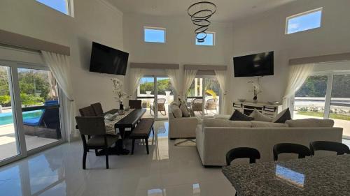 Rainbow Bay Villa | Porpoise Paradise Luxury Villa