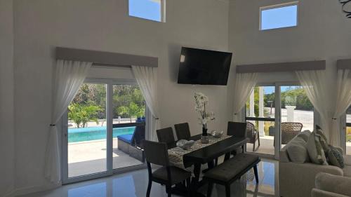 Rainbow Bay Villa | Porpoise Paradise Luxury Villa