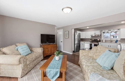 Portage House | Portage Indiana Dunes 3 bedroom Duplex Plaza Upper A