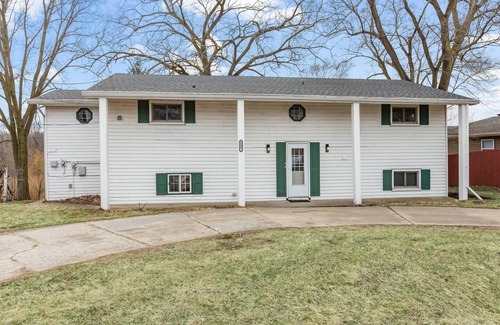 Portage House | Portage Indiana Dunes 3 bedroom Duplex Plaza Upper A