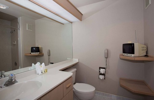 Parkrose House | Portland Getaway! Two Comfy Units, Pool, Gym and Near Attractions